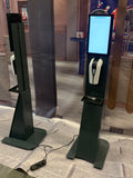 Multifunktionale Stele mit Werbe-/Info-Screen und Desinfektionsmittel-Spender mit Sensor