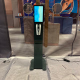 Multifunktionale Stele mit Werbe-/Info-Screen und Desinfektionsmittel-Spender mit Sensor